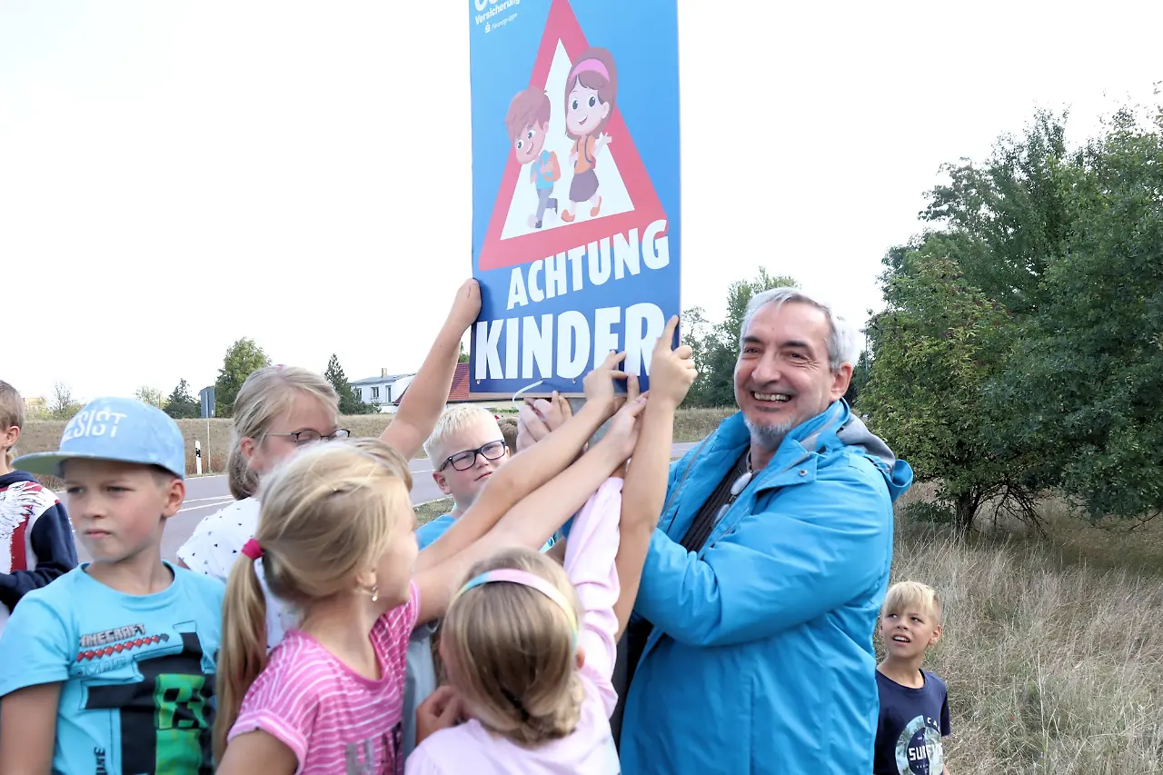 Tilo Liebsch mit Kids beim Plakate anbringen.jpg