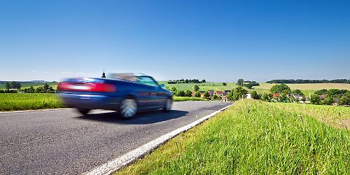 Auto landstrasse frühling - Miredi.jpg