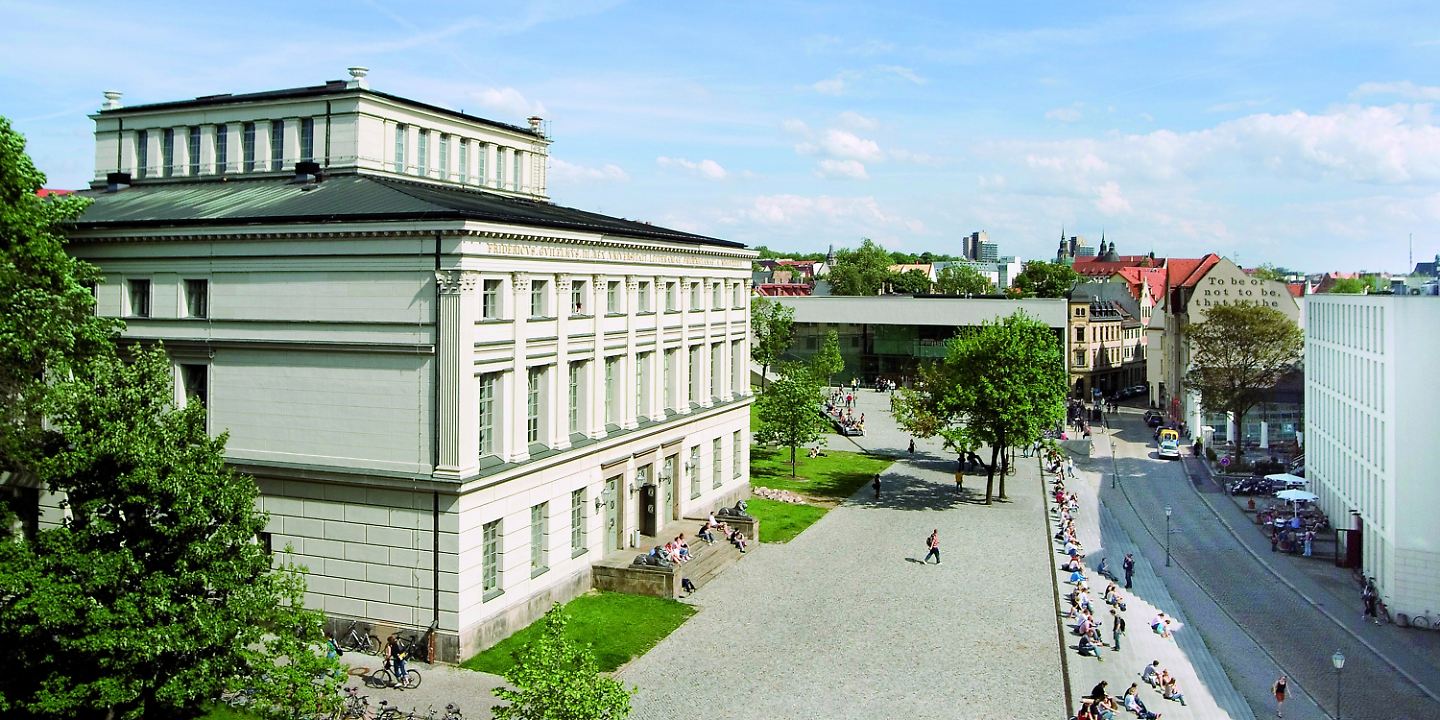 MLU Löwengebäude auf dem Universitätsplatz_Norbert Kaltwaßer.jpg