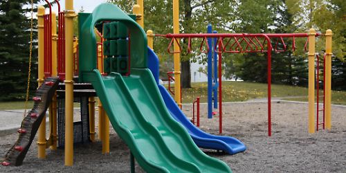 spielplatz rutsche kinder spielen © pixabay