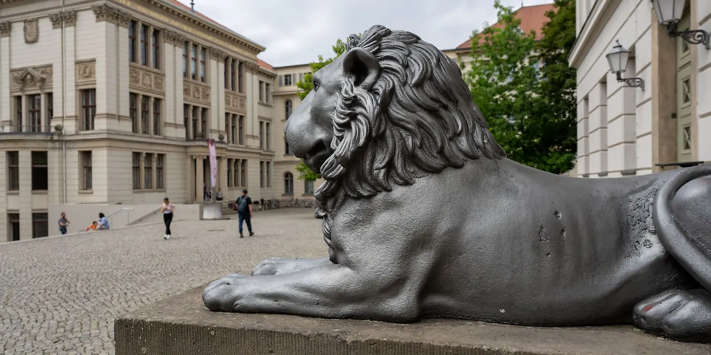 Loewen vor der Martin-Luther-Universität Halle