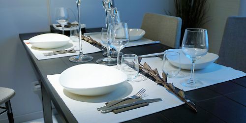 gedeckter Tisch essen geschirr besteck © pixabay.jpg