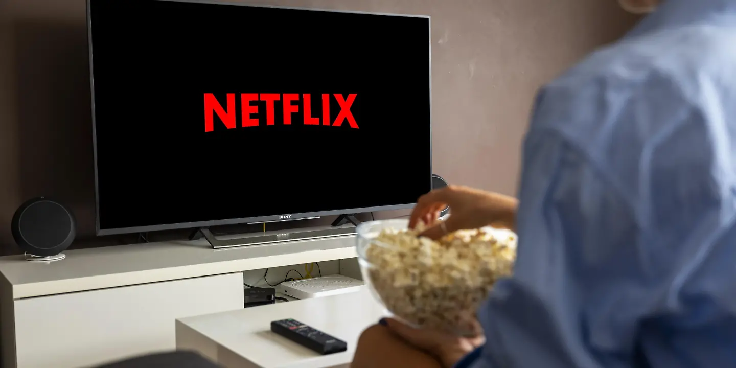 netflix tv streaming laptop © pixabay