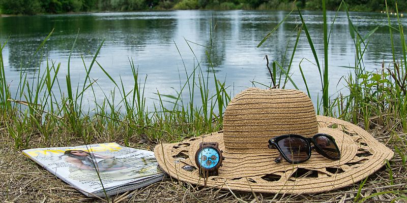 Badesee Urlaub Wasser Strandhut Sonnenbrille Relaxen © pixabay.jpg
