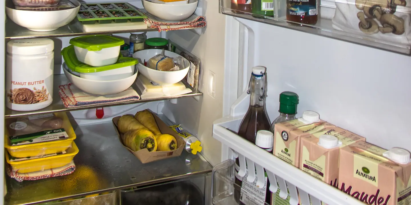 Почему в холодильнике сыро. Холодильник с продуктами. Хранение в холодильнике. Хранение продуктов в холодильнике. Порядок в холодильнике.