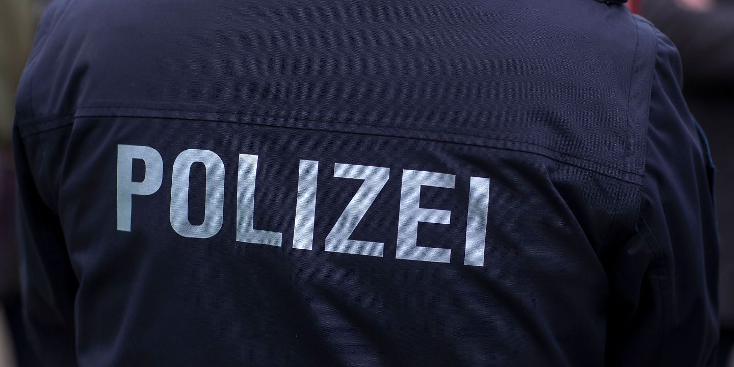 «Polizei» steht auf der Uniform eines Polizisten.