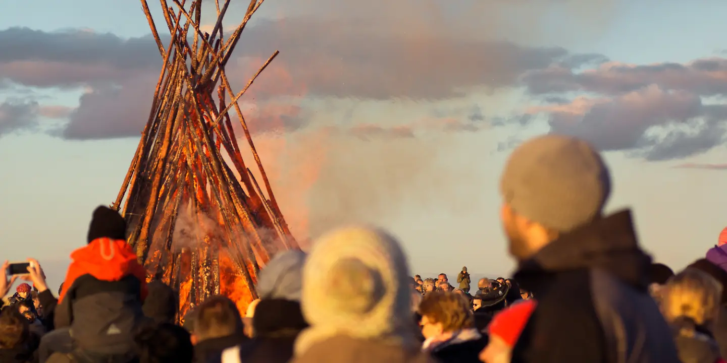 feuer osterfeuer ostern lagerfeuer menschen feier